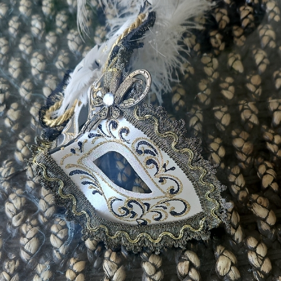 Elegant Gold and Black Carnival Mardi Gras Halloween Masquerade Mask. - Picture 2 of 6